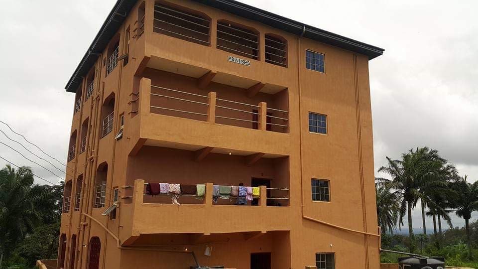 Praises Lodge: Front view