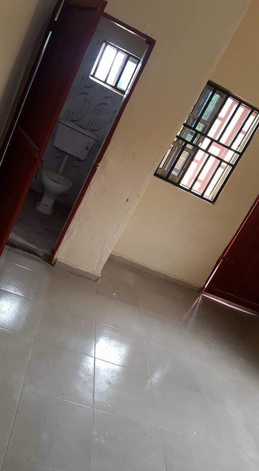 Praises Lodge: Room & toilet